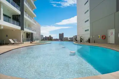 Image de Inner City Apt with Pool & Free Parking by Tropical Bnb