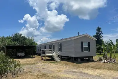 Image de 3br/2ba Waterfront Rental Family Fishing Camp with Boat Parking & WiFi