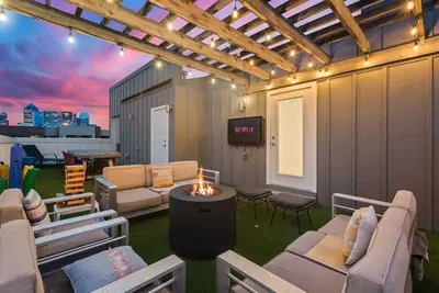 Image de Designer Dallas Home, Rooftop, Kid Friendly Stay
