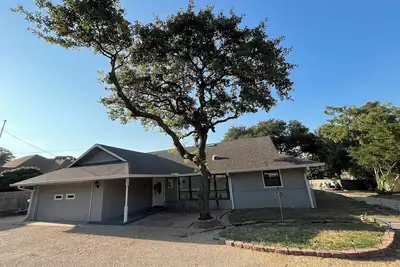 Image de Waterfront Lake House, sleeps 9, private boat dock, 1 mile from West Bay Marina