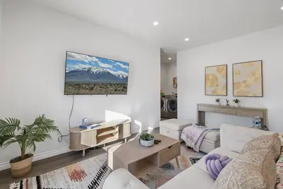 Image de Jie's 3b3b Modern Brand new home with harmony