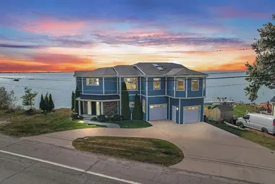 Image de 5 bedroom 5 1/2 bath water front Home on lake St Clair.