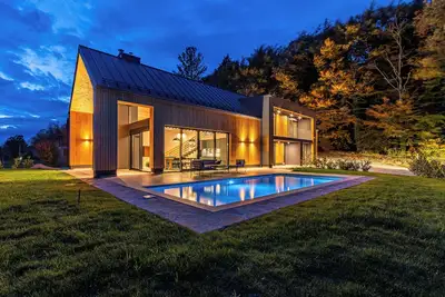 Image de Blacksmith House - Stylish vacation home with spa & nature views