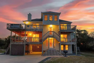 Image de Coastal Comfort in Duck - Hot Tub, Pool Access & Steps to Beach Fun!