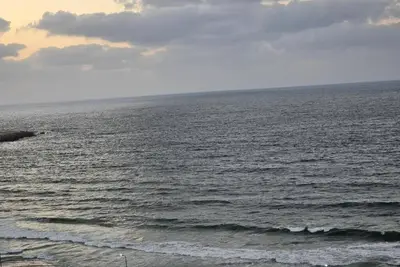 Image de Alex Gate apartment - families only - Seaview 3 Br apt