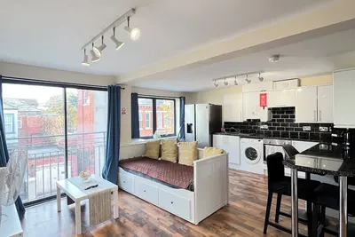 Image de Bright 2-Bedroom Apartment near Ntu & City Centre – Free Secure Parking