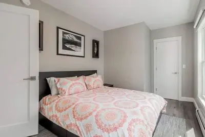 Image de Walk to East End Beach / 2br King Beds / Pet Friendly