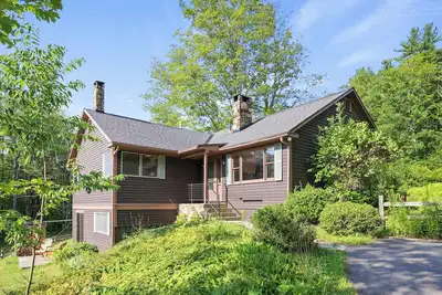 Image de Classic New England 4-bedroom house with Yukon Ridge trail access