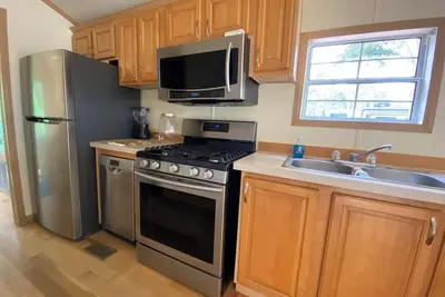 Image de Roomy Park Model Home With Private Bedroom With Queen Size Bed, Full Kitchen And Bathroom, Living Room With Pull-Out Queen-Size Bed In Couch. Has Covered Parking & A Deck, With Shed. Monthly Rate Is $1, 400, But Please Call For Availability.