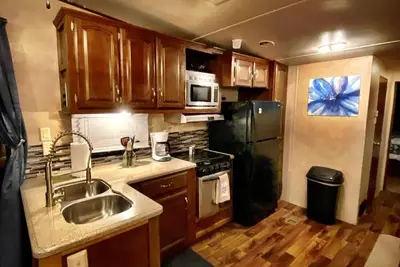 Image de Nice 40’ Rv with all modern conveniences, (full kitchen, bathroom, separate bedroom), in private Resort/campground, pool, hot tub, sauna, clubhouse available to all guests.