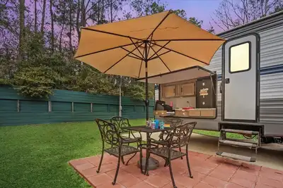 Image de Super- fun camper with plenty of room for a full-size family, lots of comfy beds + full kitchen, bath, and separate bedroom for Mom & Dad. There's even a nice patio with outdoor kitchen and seating area for barbecues, bacon & eggs in the morning, et