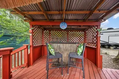 Image de This Is An Awesome 36' Rental Camper With Amazing Long Deck, Plus A Second Step-Down Deck To Your Own Private Hideaway Tiki Bar! A Beautiful Huge Live Oak Covers The Entire Lot So It'S Always Shaded, And This Even Comes With A Table & Chairs For Out