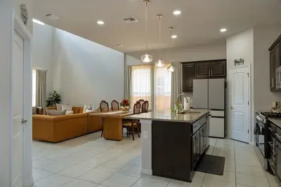 Image de Family Oasis | King Size Suites | near F1 | + Wifi