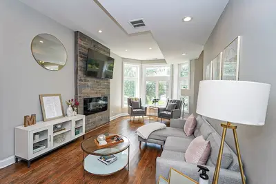 Image de Luxury, Modern 2b/2b Condo - Spa Bath - Full Kitchen - Free Parking