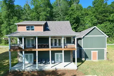 Image de Beautiful Lakefront 5-bedroom house right on the water, fully-equipped.