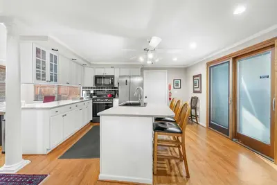 Image de Updated Apartment on Main Street - Clarence, Ny