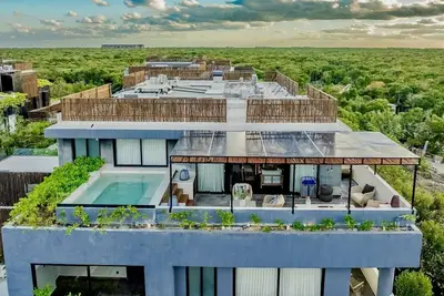 Image de 🌿 Jungle Penthouse w/ Private Pool | 4 Min to Beach + Town