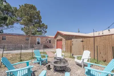 Image de Sleeps 8 | 2 Homes | Near Oilfield & Firepit