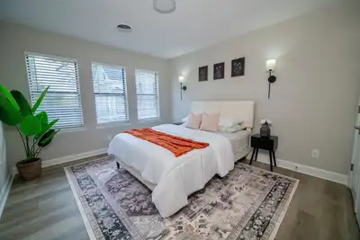 Image de UptownLUXE Retreat~Walk to Boa/Spectrum~Free Parking~ W/D~ 2br