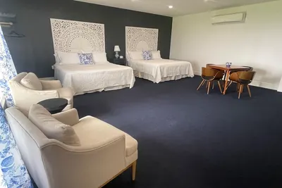 Image de The Cobalt Suite at Diamond on Seneca: Two King Beds with Bay Window