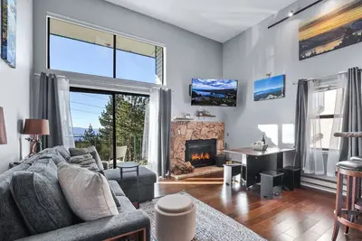Image de Heavenly Condo | Fireplace & Lake View | 5p