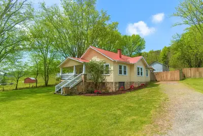 Image de Private Mountain Cottage with Hot Tub, Fire Pit, and Fenced Yard Near Asheville