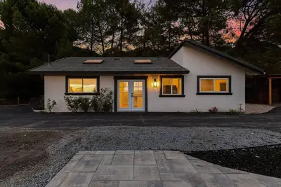 Image de Charming 2-bedroom cottage with amazing city and mountain views