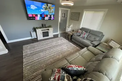 Image de Newly remodeled cozy 2-bedroom bungalow in Orangeville with central heat and A/C