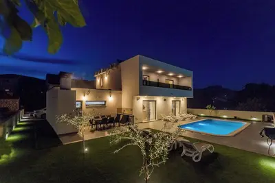 Image de Golden strings by Interhome