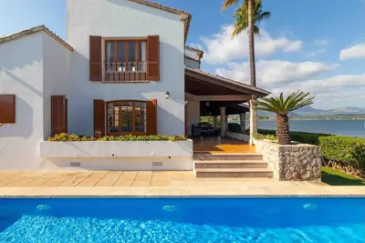 Image de Es Mollet. Beautiful beachfront villa in Alcudia.