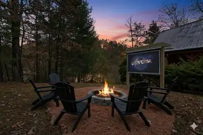 Image de Dog Friendly Cabin - Close to Gatlinburg - Fire pit - Outdoor Movie Projector