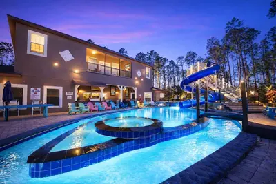 Image de Lakefront Estate · Pool & Waterslide · Sleeps 45