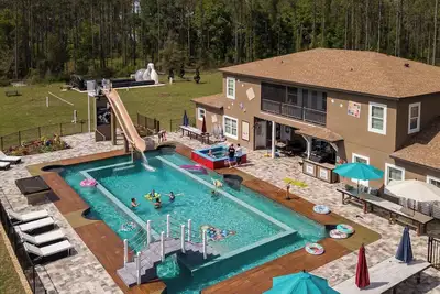 Image de Game Estate with Private Waterpark - Sleep 54