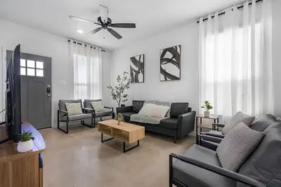 Image de Charming 3-Bedroom Close to Hospital and Power Plant, Workspaces, Fenced Yard