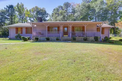 Image de Playground & Grill: Pet-Friendly Griffin Getaway!