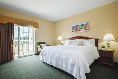 Image de Romantic Island Escape! | King Suite w/ Riverside Dining, Pool & Bar!