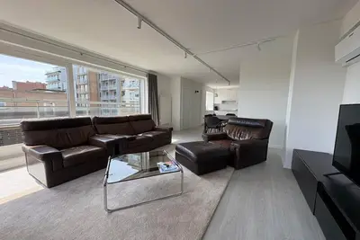Image de Appartement élégant de 3 chambres avec vue sur