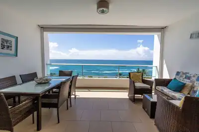 Image de Beachfront Paradise with Pool, Balcony & Netflix