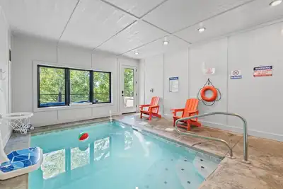 Image de Sevierville Retreat • Indoor Pool + Hot Tub + Firepit + Gym | Ridgeview Retreat