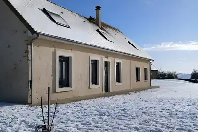 Image de Maison de vacances 'Maison De Campagne Brûlon' avec vue sur le lac, terrasse privée et Wi-Fi
