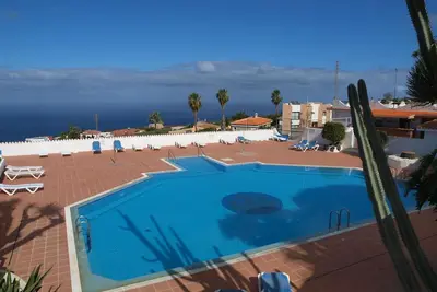 Image de Appartement de vacances « Blue Horizon » avec vue sur la mer, piscine partagée et Wi-Fi