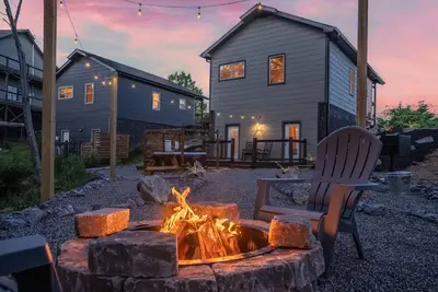 Image de New Listing - 85° Indoor Pool, Fire Pit, Hot Tub, Game Room & Near Dollywood Fun