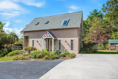 Image de Quiet country home, with wheelchair accessibility throughout main floor!