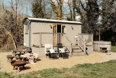 Image de A riverside hideaway made for two. Nestled in a peaceful glade beside the gentle River Ceiriog.
