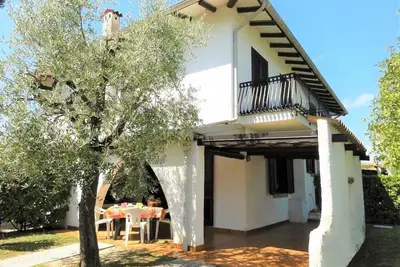 Image de Villa paisible avec cheminée extérieure