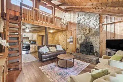 Cozy TreeTop Cabin - A unique and distinct split level cabin