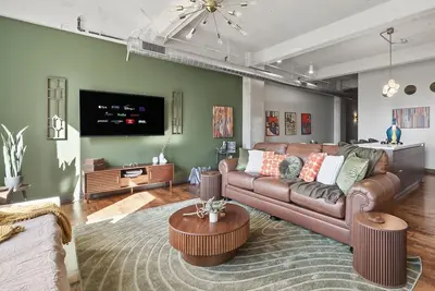 Image de Vintage Vibe Flat - Pool/Gym, Game & Movie Rooms, Free Valet