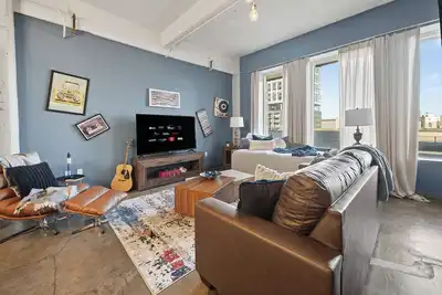 Image de Luxury Music Flat - Gym, Pool, Free Valet, Dt Dallas, Game & Movie Rooms