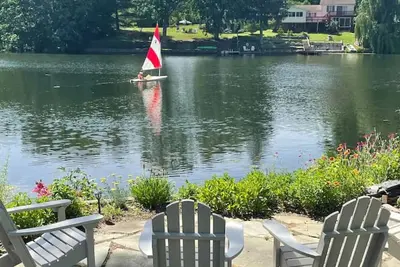 Image de Lake Front Cottage with Sun Soaked Terraces