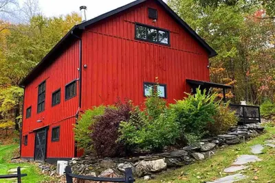 Image de Rustic and Restored Barn with Waterfront Golf and Ski